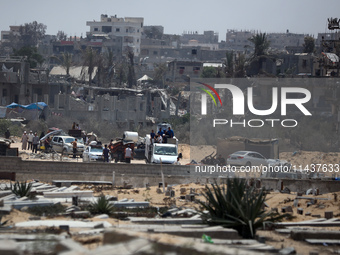 Palestinians are fleeing the eastern part of Khan Younis as they make their way after being ordered by the Israeli army to evacuate their ne...