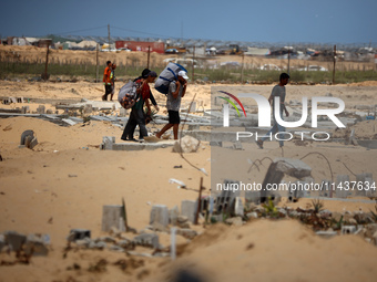 Palestinians are fleeing the eastern part of Khan Younis as they make their way after being ordered by the Israeli army to evacuate their ne...