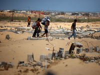 Palestinians are fleeing the eastern part of Khan Younis as they make their way after being ordered by the Israeli army to evacuate their ne...