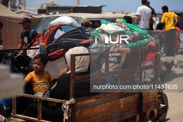 Palestinians are fleeing the eastern part of Khan Younis as they make their way after being ordered by the Israeli army to evacuate their ne...