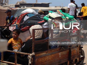 Palestinians are fleeing the eastern part of Khan Younis as they make their way after being ordered by the Israeli army to evacuate their ne...