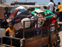 Palestinians are fleeing the eastern part of Khan Younis as they make their way after being ordered by the Israeli army to evacuate their ne...