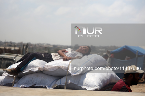 Palestinians are fleeing the eastern part of Khan Younis as they make their way after being ordered by the Israeli army to evacuate their ne...