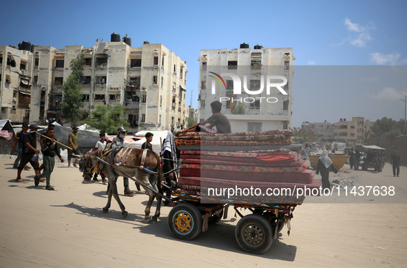 Palestinians are fleeing the eastern part of Khan Younis as they make their way after being ordered by the Israeli army to evacuate their ne...