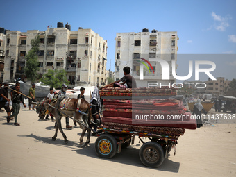 Palestinians are fleeing the eastern part of Khan Younis as they make their way after being ordered by the Israeli army to evacuate their ne...