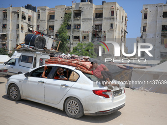 Palestinians are fleeing the eastern part of Khan Younis as they make their way after being ordered by the Israeli army to evacuate their ne...