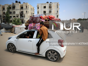 Palestinians are fleeing the eastern part of Khan Younis as they make their way after being ordered by the Israeli army to evacuate their ne...