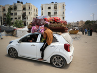 Palestinians are fleeing the eastern part of Khan Younis as they make their way after being ordered by the Israeli army to evacuate their ne...