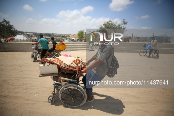 Palestinians are fleeing the eastern part of Khan Younis as they make their way after being ordered by the Israeli army to evacuate their ne...