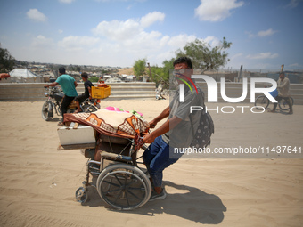 Palestinians are fleeing the eastern part of Khan Younis as they make their way after being ordered by the Israeli army to evacuate their ne...