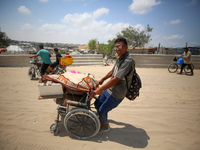 Palestinians are fleeing the eastern part of Khan Younis as they make their way after being ordered by the Israeli army to evacuate their ne...