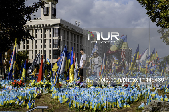 People are visiting a makeshift memorial in honor of the Ukrainian Armed Forces soldiers who died in battles with Russian troops on Independ...