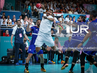 Yehia ELDERAA of the Egypt team is shooting the ball during the Men's Preliminary Round Group B match between France and Egypt on day five o...