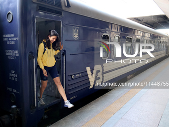 Ukrainian epee fencer Vlada Kharkova is emerging from the carriage at the Kyiv-Pasazhyrskyi railway station upon returning from the Paris 20...