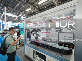 Visitors are visiting the ''Intelligent Magnetic Drive Conveying System'' at the 13th Beijing International Automobile Manufacturing Expo 20...