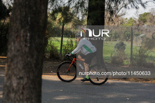 People are taking advantage of the weather to go out, exercise, and engage in outdoor activities in Buenos Aires, Argentina, on August 2, 20...