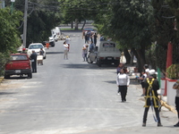 People are taking to the streets after hearing the seismic alert that is activated by mistake by the Mexican Seismic Alert System (SASMEX) i...