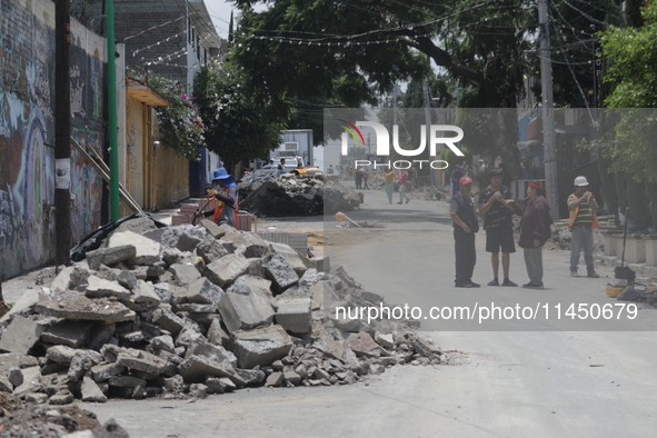 People are taking to the streets after hearing the seismic alert that is activated by mistake by the Mexican Seismic Alert System (SASMEX) i...