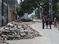 People are taking to the streets after hearing the seismic alert that is activated by mistake by the Mexican Seismic Alert System (SASMEX) i...