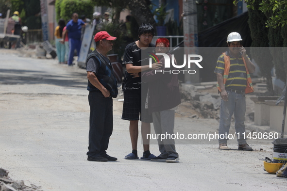 People are taking to the streets after hearing the seismic alert that is activated by mistake by the Mexican Seismic Alert System (SASMEX) i...