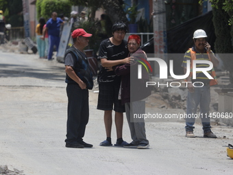 People are taking to the streets after hearing the seismic alert that is activated by mistake by the Mexican Seismic Alert System (SASMEX) i...