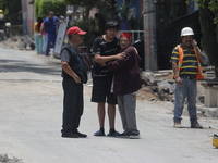 People are taking to the streets after hearing the seismic alert that is activated by mistake by the Mexican Seismic Alert System (SASMEX) i...