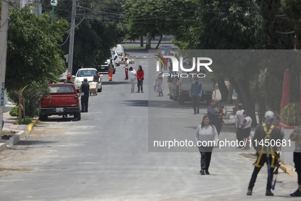 People are taking to the streets after hearing the seismic alert that is activated by mistake by the Mexican Seismic Alert System (SASMEX) i...