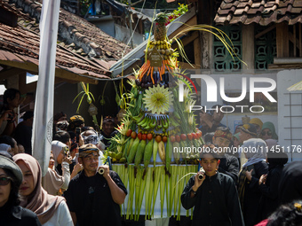 Cireundeu Indigenous people are bringing the 'Gunungan', a sacrifice in the shape of a mountain, during the Ngemban Taun traditional ceremon...