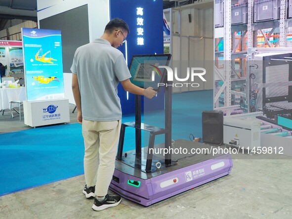 Visitors are experiencing the ''intelligent logistics warehousing and handling robot'' at the 2024 Beijing International Coal Mining Technol...