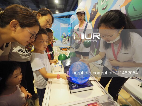 A child is experiencing the ''Earth Magnetic Field Experiment'' at the first Beijing International Science Festival in Beijing, China, on Au...