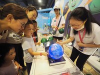 A child is experiencing the ''Earth Magnetic Field Experiment'' at the first Beijing International Science Festival in Beijing, China, on Au...