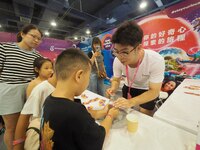 A child is experiencing the ''thermal expansion and cold contraction experiment'' at the first Beijing International Science Festival in Bei...