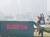 A professional defense mobilization support team is covering a camouflage net during a comprehensive defense mobilization exercise in Yantai...