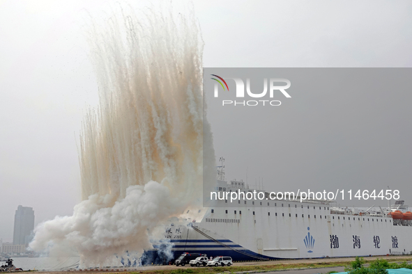 A national defense mobilization support team is camouflaging the ship's hull with smoke screens during a comprehensive defense mobilization...