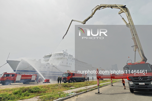 Firefighting equipment is carrying out firefighting and rescue on a damaged ship during the National Defense Mobilization Comprehensive Dril...