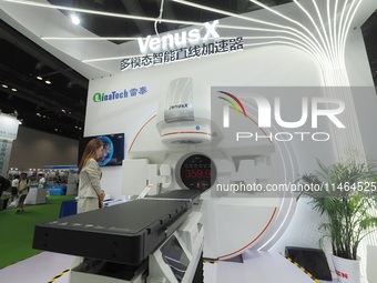 Visitors are visiting the ''Multi-mode Intelligent Linear Accelerator'' at the 30th China International Medical Instruments and Equipment Ex...