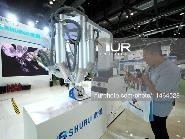 Visitors are visiting a ''single-hole endoscopic surgery robot'' at the 30th China International Medical Instruments and Equipment Exhibitio...