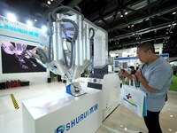 Visitors are visiting a ''single-hole endoscopic surgery robot'' at the 30th China International Medical Instruments and Equipment Exhibitio...