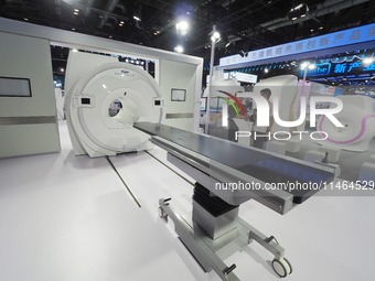 Visitors are visiting the ''Liquid helium-free superconducting magnetic resonance for Compound Operating Room'' equipment at the 30th China...