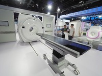 Visitors are visiting the ''Liquid helium-free superconducting magnetic resonance for Compound Operating Room'' equipment at the 30th China...