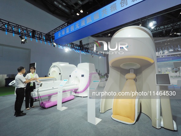 Visitors are visiting a ''liquid-helium-free magnetic resonance'' device at the 30th China International Medical Instruments and Equipment E...