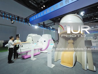 Visitors are visiting a ''liquid-helium-free magnetic resonance'' device at the 30th China International Medical Instruments and Equipment E...