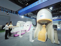 Visitors are visiting a ''liquid-helium-free magnetic resonance'' device at the 30th China International Medical Instruments and Equipment E...