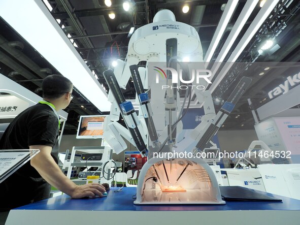 Visitors are experiencing ''minimally invasive robots'' at the 30th China International Medical Instruments and Equipment Exhibition in Beij...