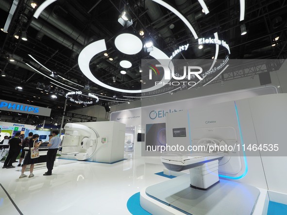 Visitors are visiting a ''high-definition magnetic resonance'' device at the 30th China International Medical Instruments and Equipment Exhi...