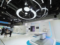 Visitors are visiting a ''high-definition magnetic resonance'' device at the 30th China International Medical Instruments and Equipment Exhi...