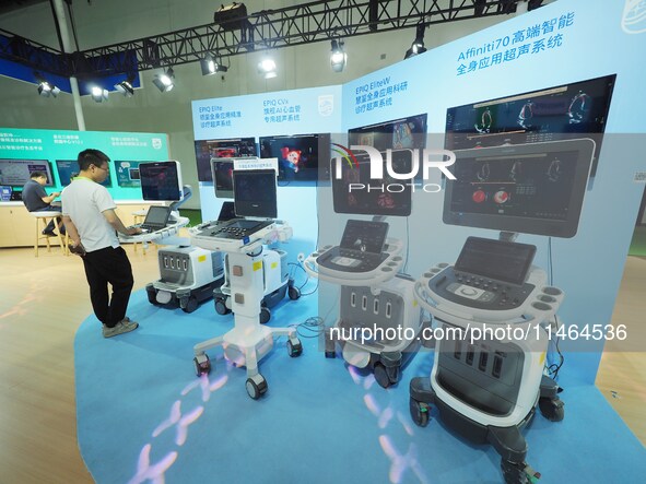 Visitors are visiting ultrasound system equipment at the 30th China International Medical Instruments and Equipment Exhibition in Beijing, C...