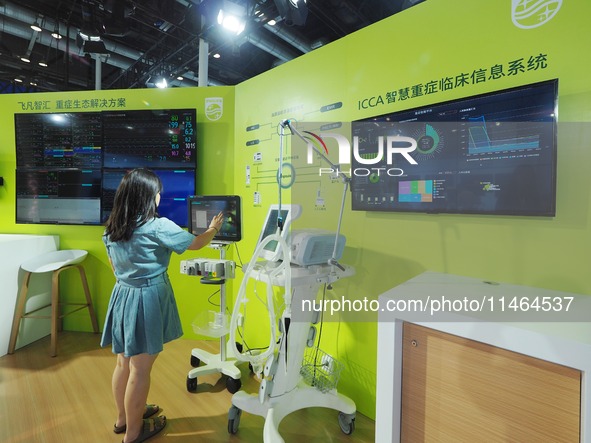 Visitors are experiencing ''Critical care systems'' at the 30th China International Medical Instruments and Equipment Exhibition in Beijing,...