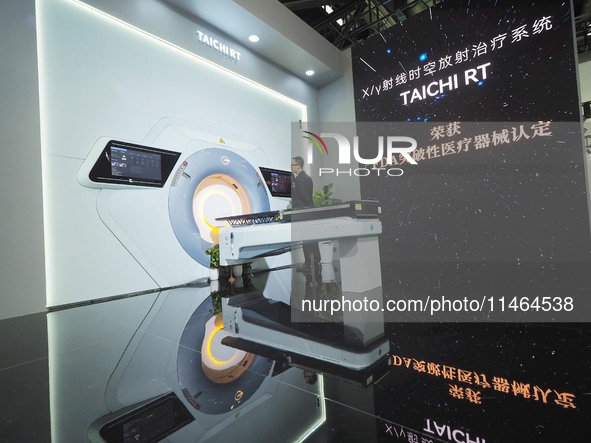 Visitors are experiencing the ''X/Y Ray Time-Space Radiotherapy System'' at the 30th China International Medical Instruments and Equipment E...