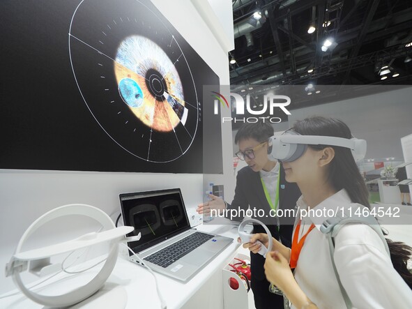 Visitors are experiencing the ''Eye Disease Screening System'' at the 30th China International Medical Instruments and Equipment Exhibition...